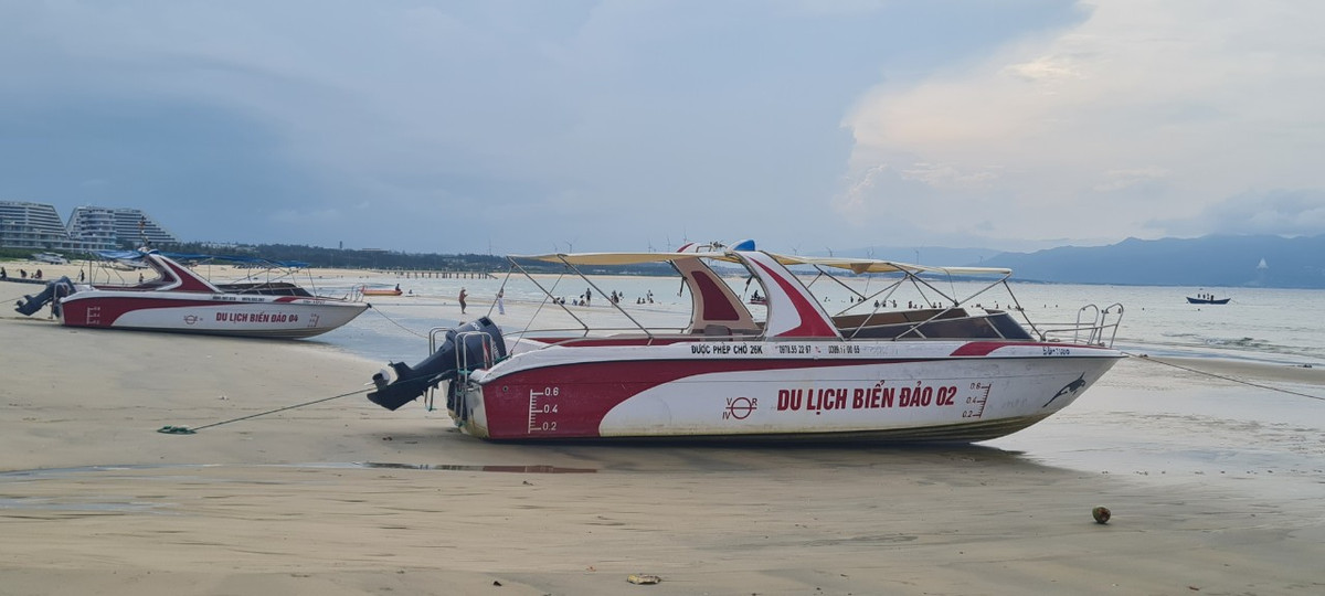Với lợi thế cảnh quan hiếm có cùng hệ sinh thái biển đa dạng, Nhơn Lý được xem như một thiên đường biển đảo của miền Trung.
