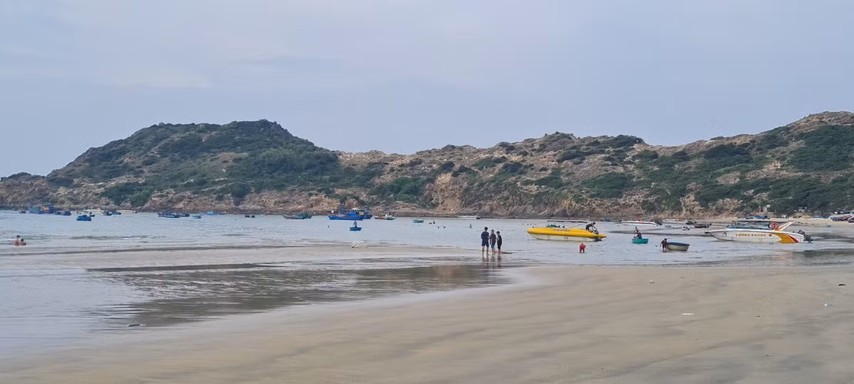 Nhơn Lý là một địa danh đầy nắng và gió với cảnh quan hoang sơ và kỳ vĩ tiêu biểu cho vẻ đẹp thiên nhiên của vùng đất Quy Nhơn.