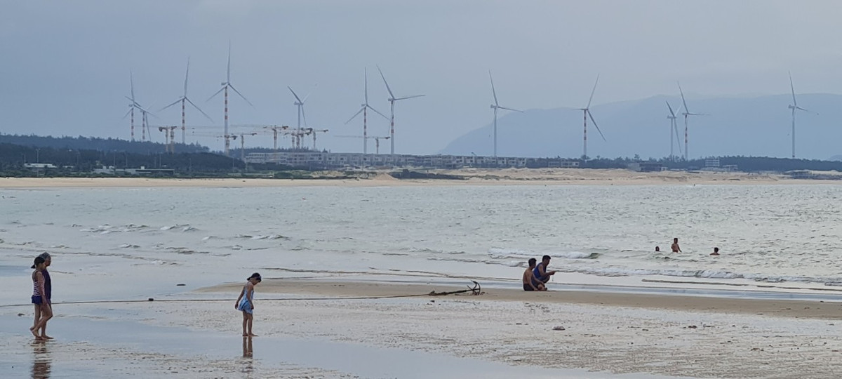 Phóng tầm mắt về bên trái là cánh đồng điện gió trên bán đảo Phương Mai - điểm check in cực hot của giới trẻ khi đến miền đất võ.
