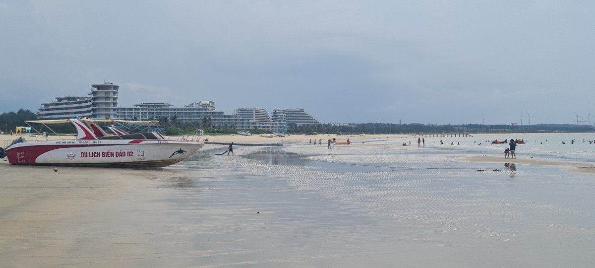 Cách đó không xa là quần thể du lịch nghỉ dưỡng sinh thái FLC Quy Nhơn.