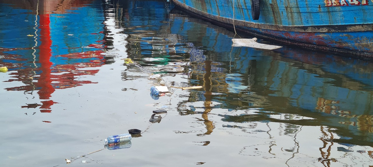 Rác nổi trên mặt nước...