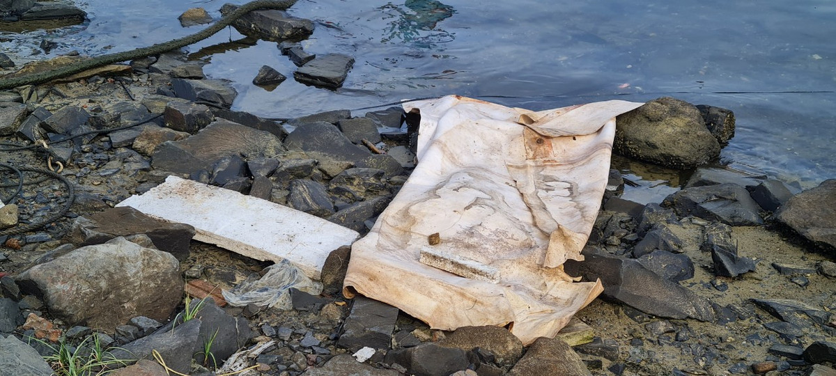 Rác trôi dạt vào bờ kè...