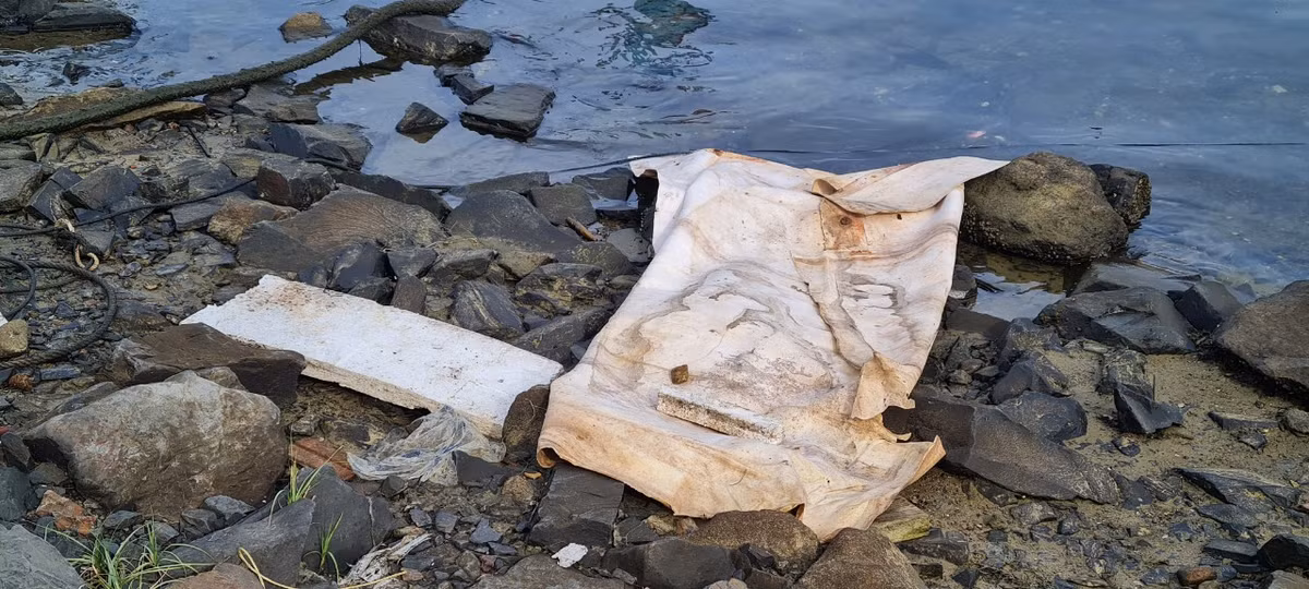 Rác trôi dạt vào bờ kè...