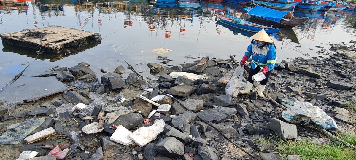 Rác phủ khắp không thiếu một thứ gì, nhiều nhất là hộp nhựa, thùng xốp, bao ni lông, ...