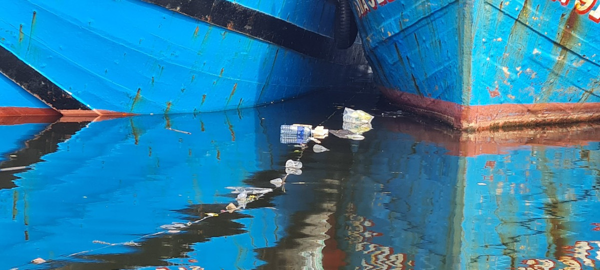 Tuy nhiên, vẫn không khó để bắt gặp các loại rác thải nổi lềnh bềnh tại âu thuyền.