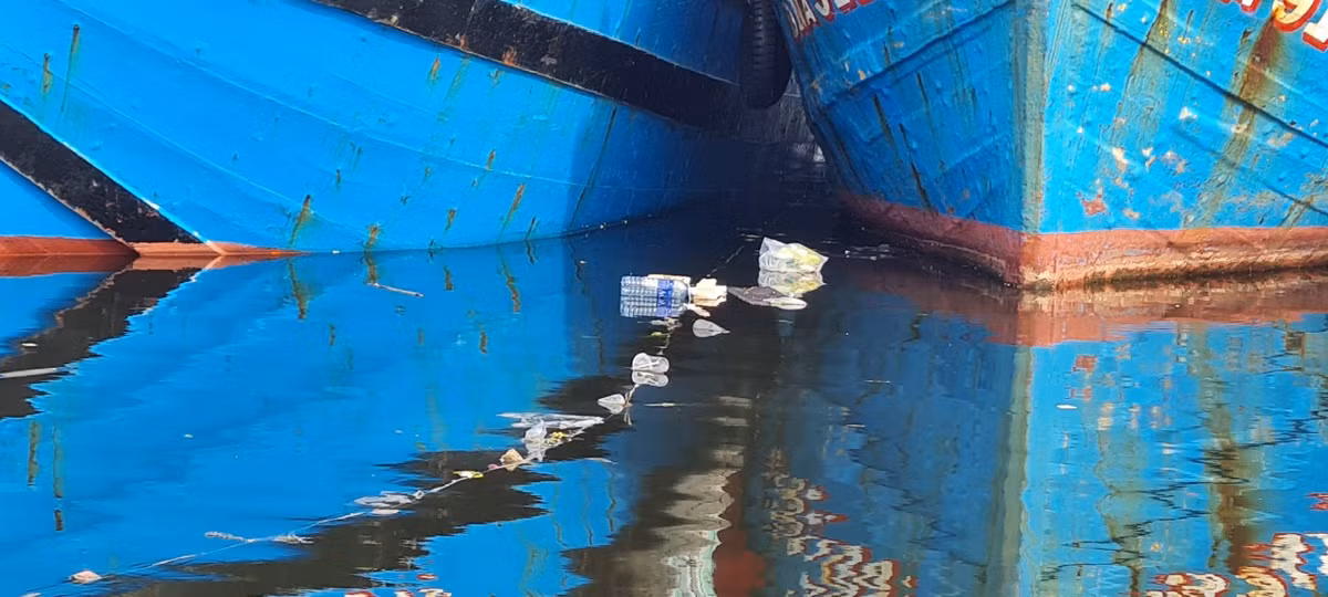 Tuy nhiên, vẫn không khó để bắt gặp các loại rác thải nổi lềnh bềnh tại âu thuyền.