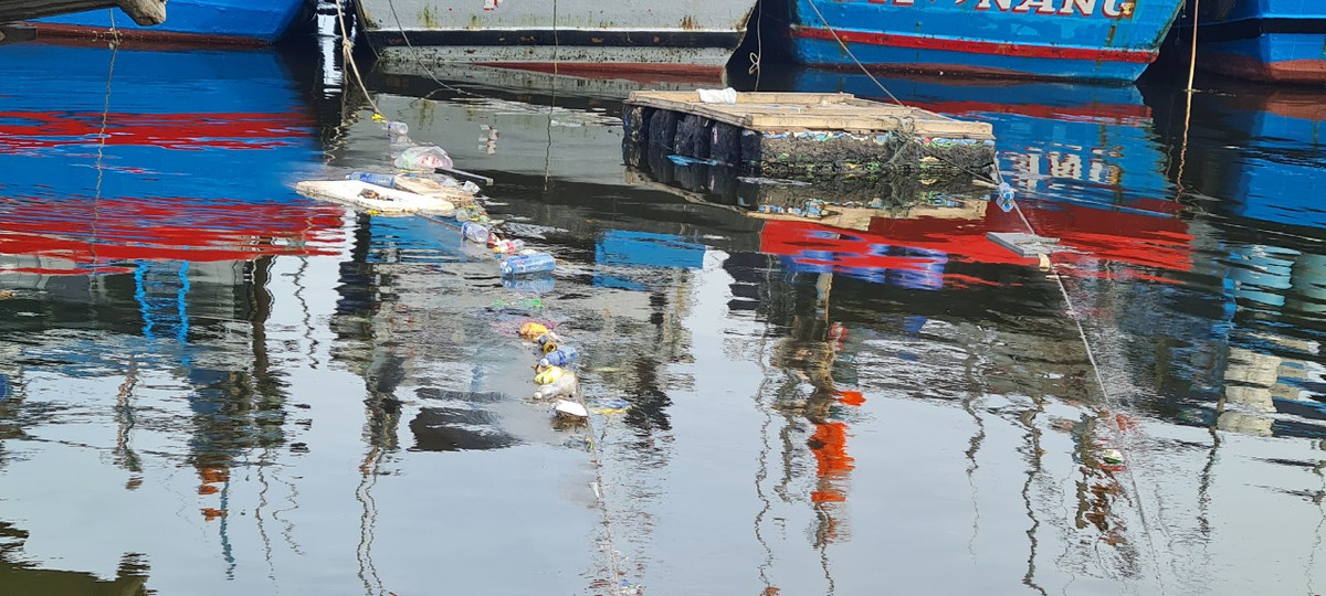 Lượng rác thải từ hoạt động của tàu cá, chợ hải sản, các xưởng đóng tàu và khu dân cư đã biến âu thuyền thành “túi” đựng rác không lồ, ô nhiễm kéo dài.