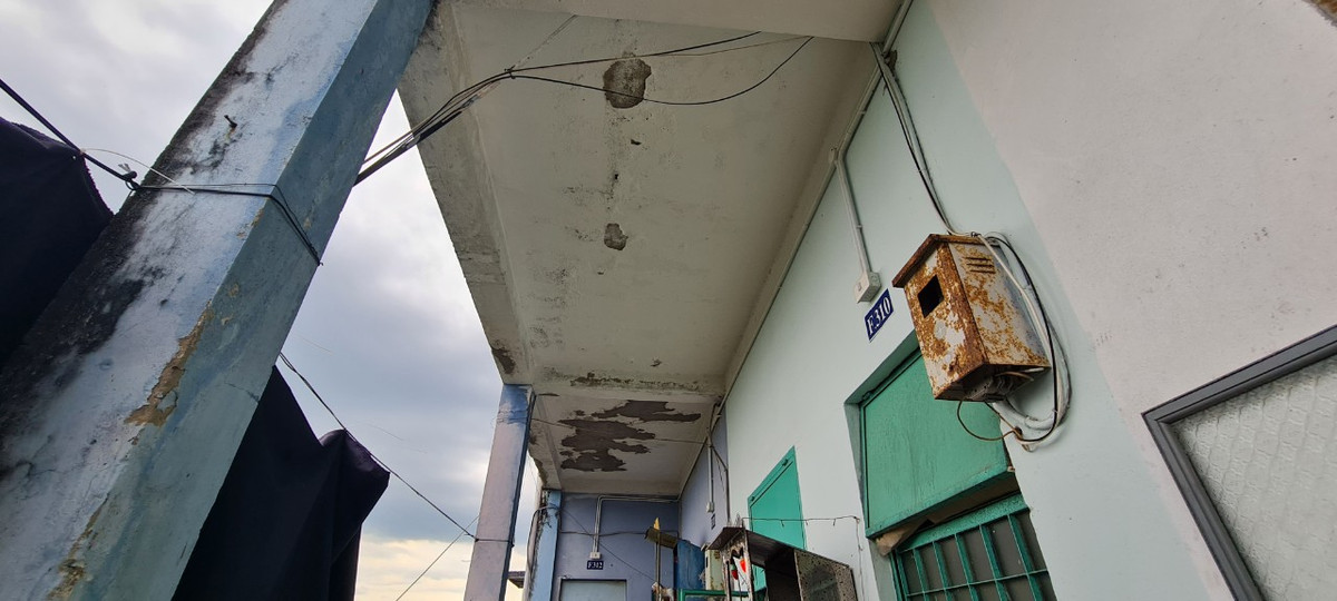 Trần nhà cũng chẳng khá hơn, vôi vữa bong tróc từng mảng, vá chằng vá đụp.