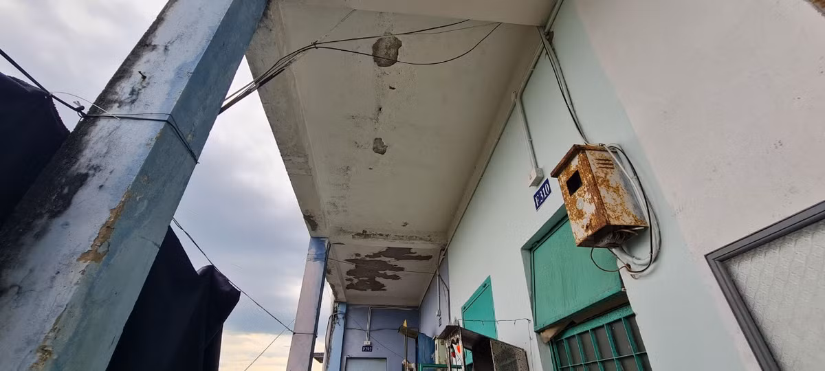 Trần nhà cũng chẳng khá hơn, vôi vữa bong tróc từng mảng, vá chằng vá đụp.