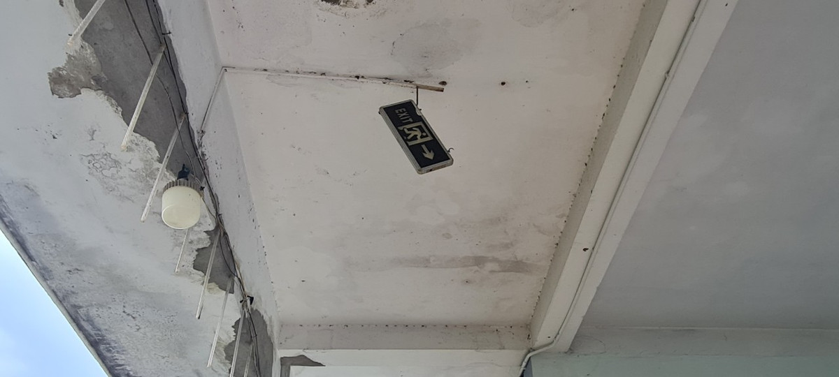 Nhiều hạng mục xuống cấp, bong tróc, tiềm ẩn nguy cơ mất an toàn. "Hệ thống nước hư hỏng, chảy thấm vào tường gây bung vôi vữa. Chưa kể, hệ thống nhà vệ sinh cũng hỏng, nước tầng trên tràn xuống tầng dưới diễn ra thường xuyên.", một hộ dân than thở.