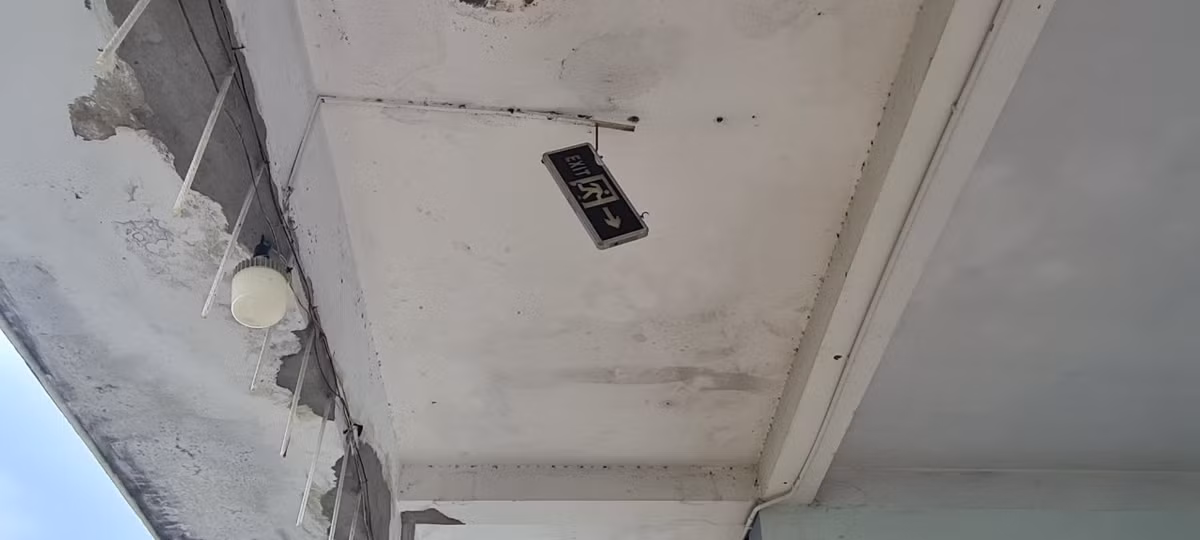 Nhiều hạng mục xuống cấp, bong tróc, tiềm ẩn nguy cơ mất an toàn. "Hệ thống nước hư hỏng, chảy thấm vào tường gây bung vôi vữa. Chưa kể, hệ thống nhà vệ sinh cũng hỏng, nước tầng trên tràn xuống tầng dưới diễn ra thường xuyên.", một hộ dân than thở.