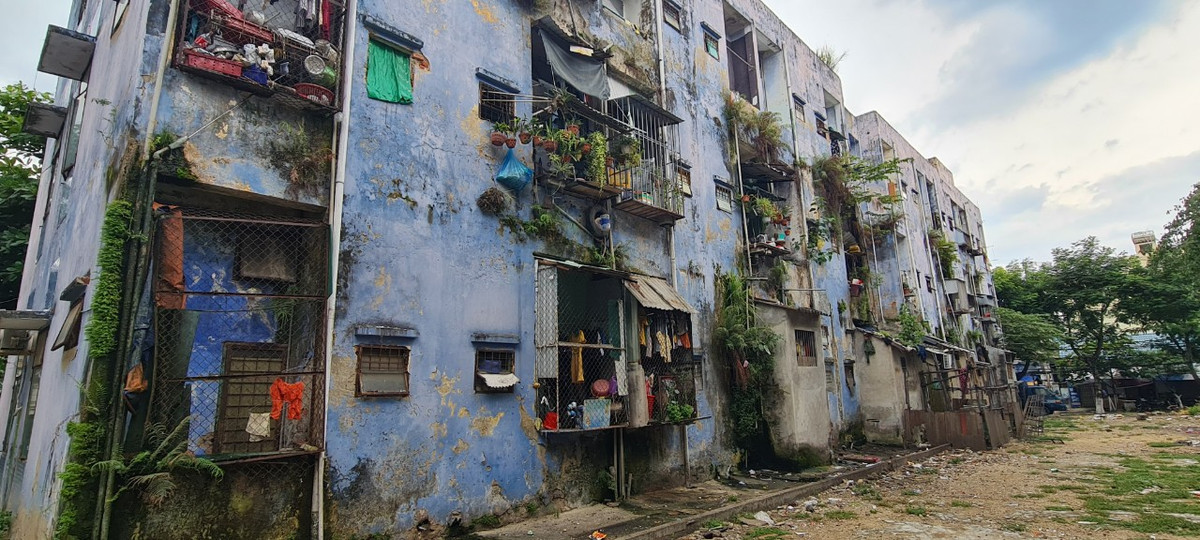 Rêu mốc phủ kín những bức tường loang lổ, cơi nới tứ phía. Nhiều hộ dân ở chung cư cho biết, diện tích mỗi phòng chỉ khoảng 30m2 nên họ buộc phải cơi nới thêm mới đủ nơi sinh hoạt cho gia đình.