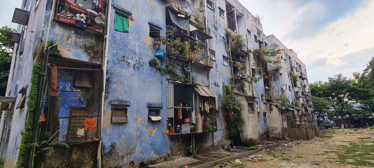 Rêu mốc phủ kín những bức tường loang lổ, cơi nới tứ phía. Nhiều hộ dân ở chung cư cho biết, diện tích mỗi phòng chỉ khoảng 30m2 nên họ buộc phải cơi nới thêm mới đủ nơi sinh hoạt cho gia đình.