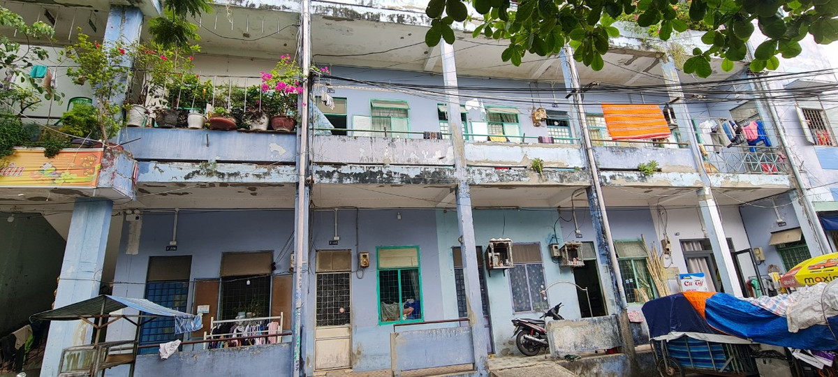Mặt tiền lộn xộn, ngổn ngang, nhếch nhác của các dãy nhà chung cư.