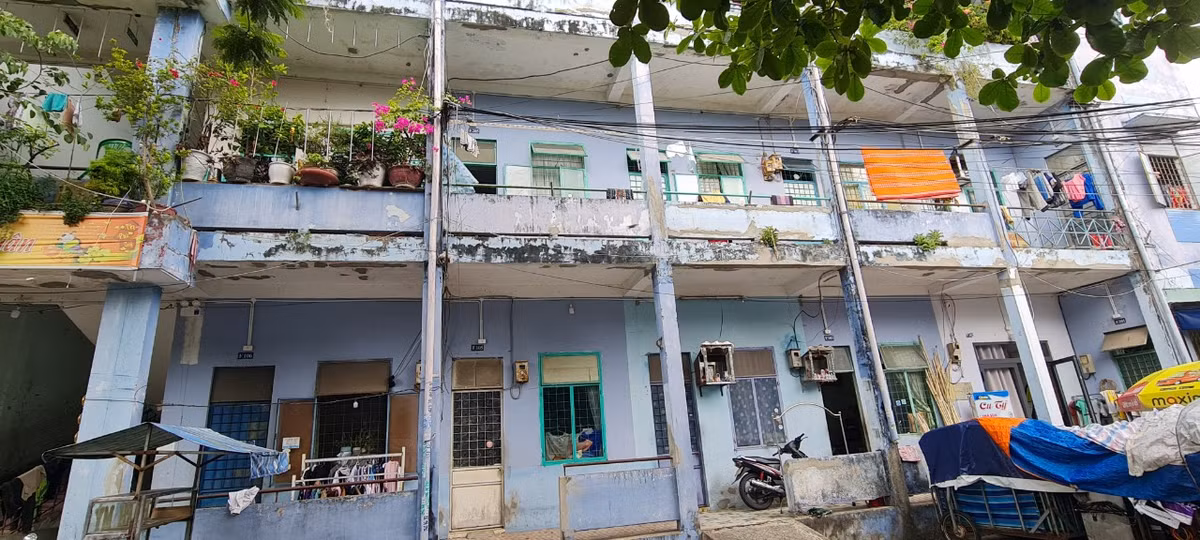 Mặt tiền lộn xộn, ngổn ngang, nhếch nhác của các dãy nhà chung cư.