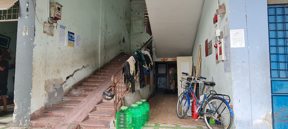Bước vào bên trong chung cư, khu vực cầu thang nhỏ nằm ở giữa dãy nhà được tận dụng triệt để làm "kho".