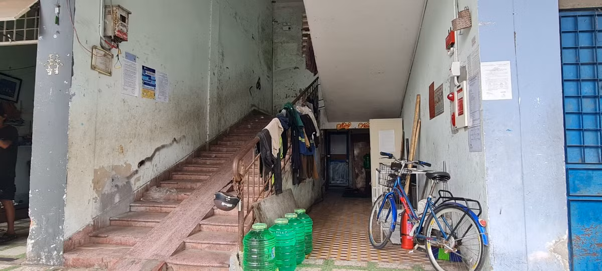Bước vào bên trong chung cư, khu vực cầu thang nhỏ nằm ở giữa dãy nhà được tận dụng triệt để làm "kho".