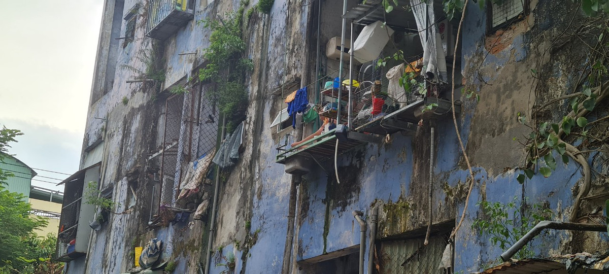 Đa số các hộ ở chung cư này là những trường hợp thuộc diện giải tỏa, được bố trí tái định cư lâu dài tại đây. “Cứ nghĩ về đây sẽ ổn định cuộc sống lâu dài. Ai ngờ mới được 20 năm thì chung cư xuống cấp dễ sợ, vừa ở vừa lo.”, bà C., một hộ dân sinh sống tại đây chia sẻ.