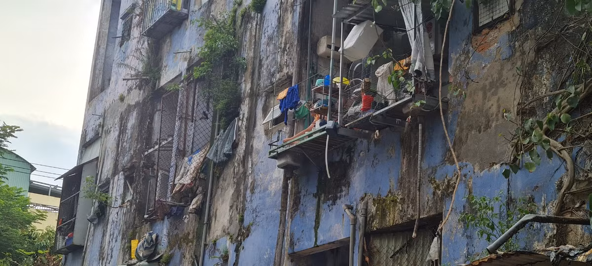 Đa số các hộ ở chung cư này là những trường hợp thuộc diện giải tỏa, được bố trí tái định cư lâu dài tại đây. “Cứ nghĩ về đây sẽ ổn định cuộc sống lâu dài. Ai ngờ mới được 20 năm thì chung cư xuống cấp dễ sợ, vừa ở vừa lo.”, bà C., một hộ dân sinh sống tại đây chia sẻ.