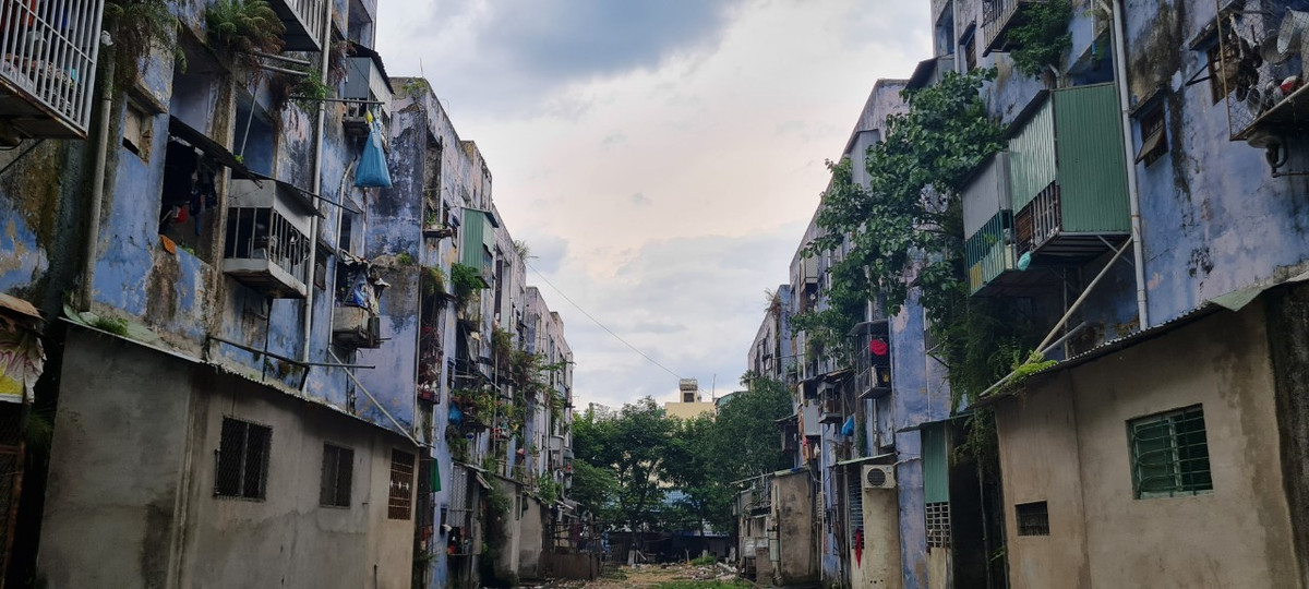 Thế nhưng, khung cảnh "ổ chuột" phía sau các dãy nhà mới khiến nhiều người ngỡ ngàng.