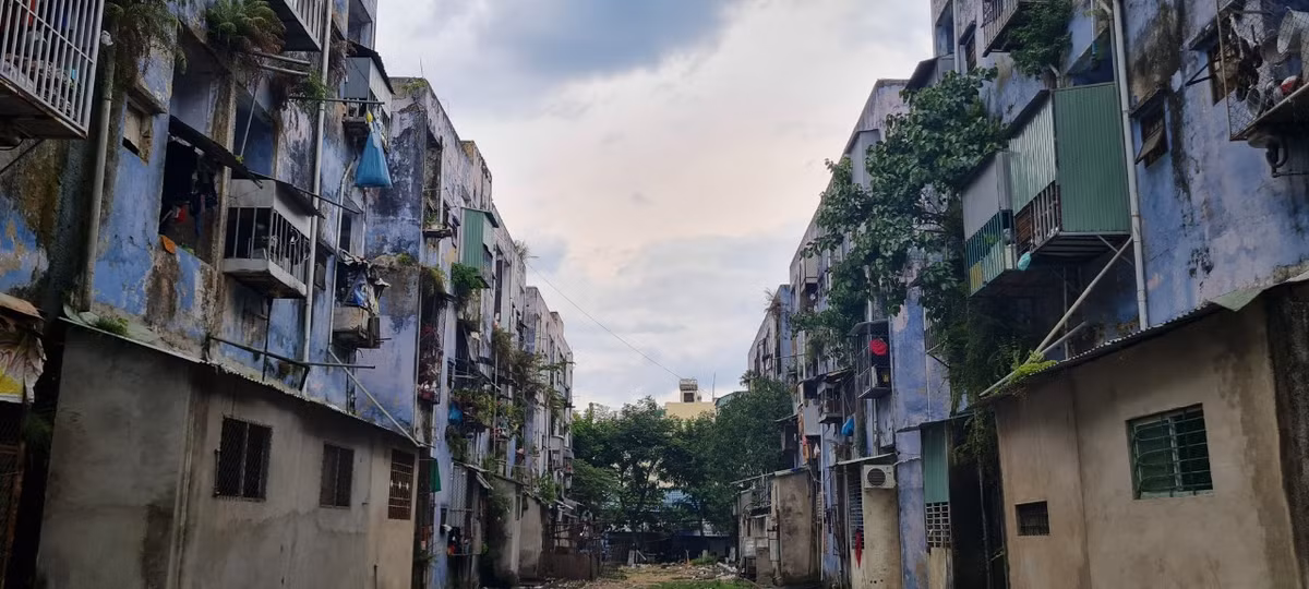 Thế nhưng, khung cảnh "ổ chuột" phía sau các dãy nhà mới khiến nhiều người ngỡ ngàng.