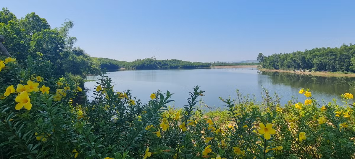 Hai bên đường là bức tranh "sơn thủy hữu tình" với khung cảnh thiên nhiên tuyệt đẹp.
