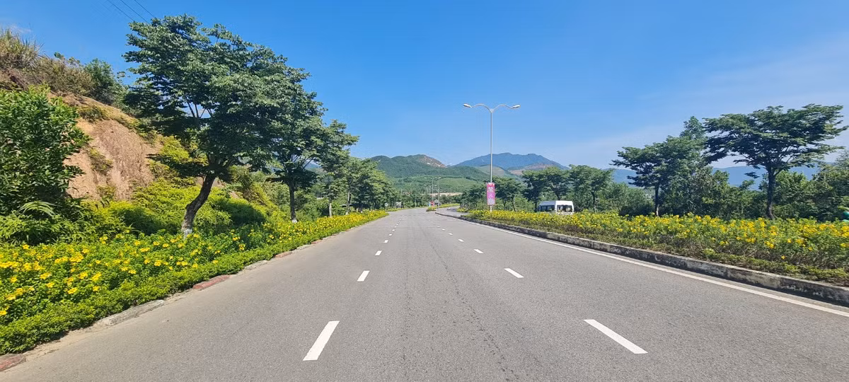 Đường du lịch Bà Nà – Suối Mơ hay còn gọi là đường Hoàng Văn Thái nối dài, nằm trên địa bàn quận Liên Chiểu và huyện Hòa Vang (TP. Đà Nẵng). Đường có tổng chiều dài toàn tuyến 13,9 km với mặt cắt ngang 34m, giải phân cách đường rộng 3m; lề đường mỗi bên rộng 5m.