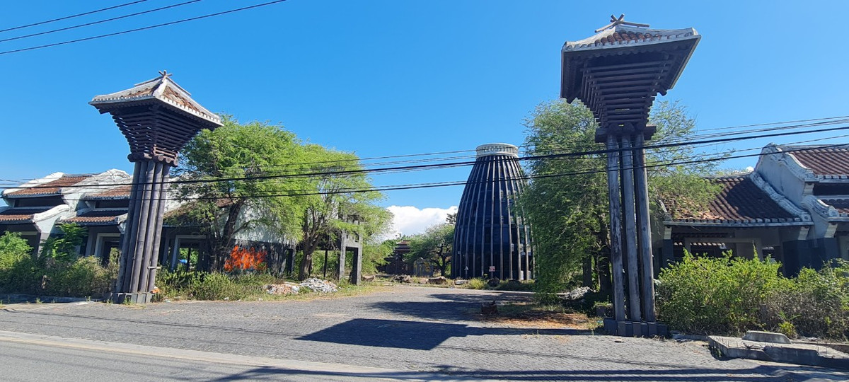 Nằm trên mặt tiền con đường 5 sao, thuộc phường Điện Dương, thị xã Điện Bàn, tỉnh Quảng Nam, công trình đồ sộ với thiết kế lạ mắt đang bị cỏ dại phủ kín.