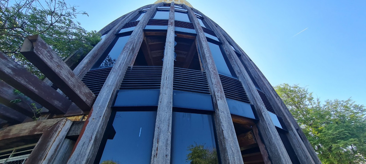 Đây từng được xem là tòa nhà có 1-0-2 gắn liền với thương hiệu nhà gỗ Vinahouse, do hai cha con ông Lê Văn Tăng và Lê Văn Vĩnh đầu tư xây dựng. Giờ thì khung gỗ đã bạc màu theo thời gian, mặt tiền thủng lỗ chỗ do nhiều ô kính đã vỡ.