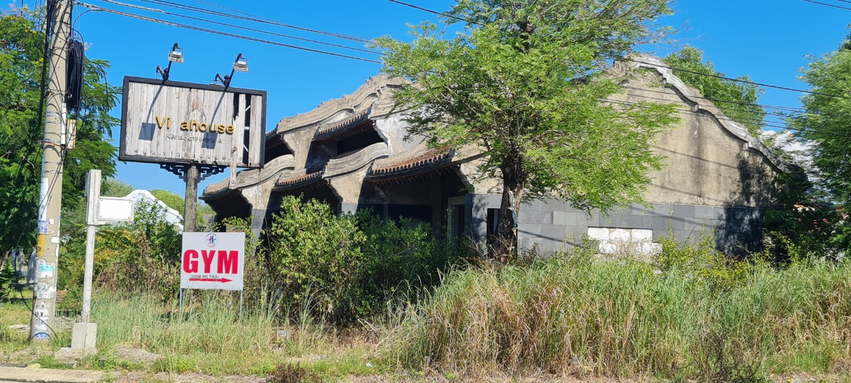 Phía bên ngoài là tấm bảng tên Vinahouse đã rơi rụng một số chữ, gợi nhớ về thời vàng son của một thương hiệu nổi tiếng trong giới nhà gỗ, nhà cổ ở Việt Nam. 