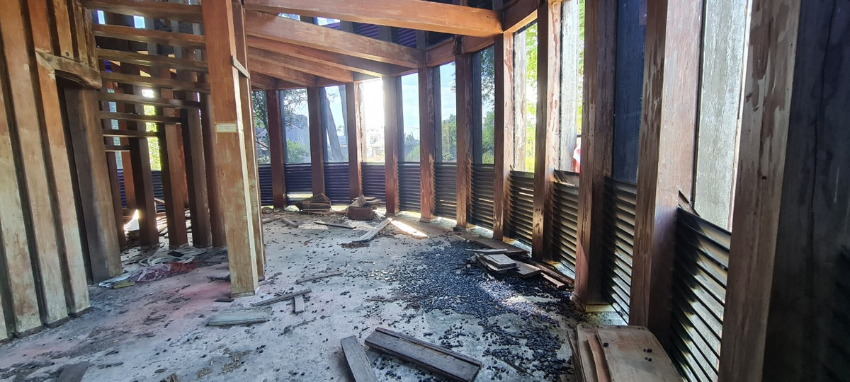 Tuy nhiên, mới chỉ có 1 tòa tháp được hoàn thành, hiện đang bỏ hoang giữa đám cỏ dại. Đây có lẽ là một trong những ngôi nhà gỗ độc đáo nhất Việt Nam.