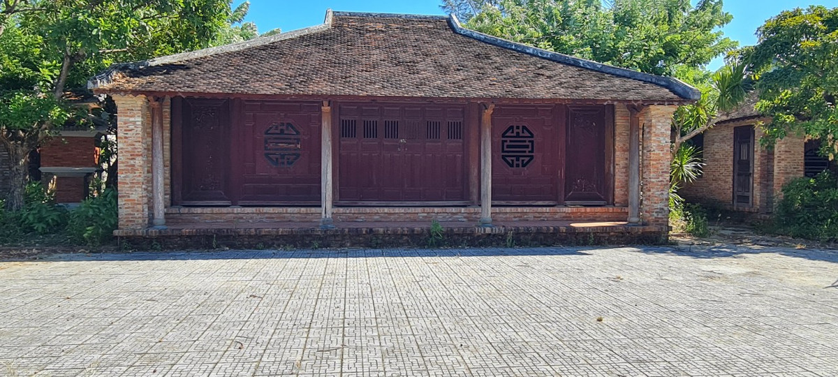 Một căn nhà kiểu cổ được đóng kín cửa.