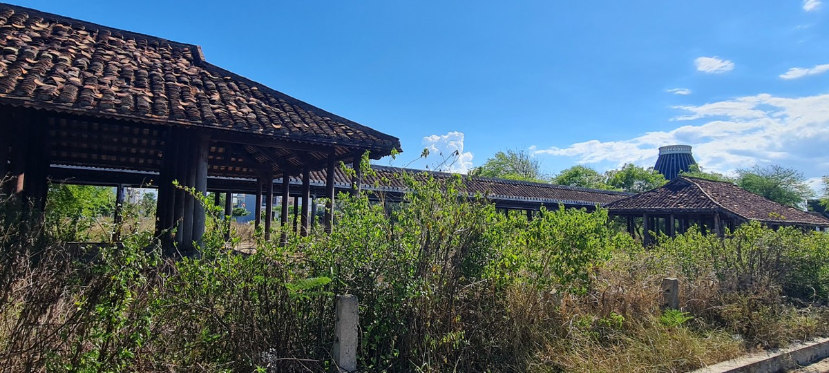 ...đến loạt công trình được xây dựng theo kiến trúc cổ.