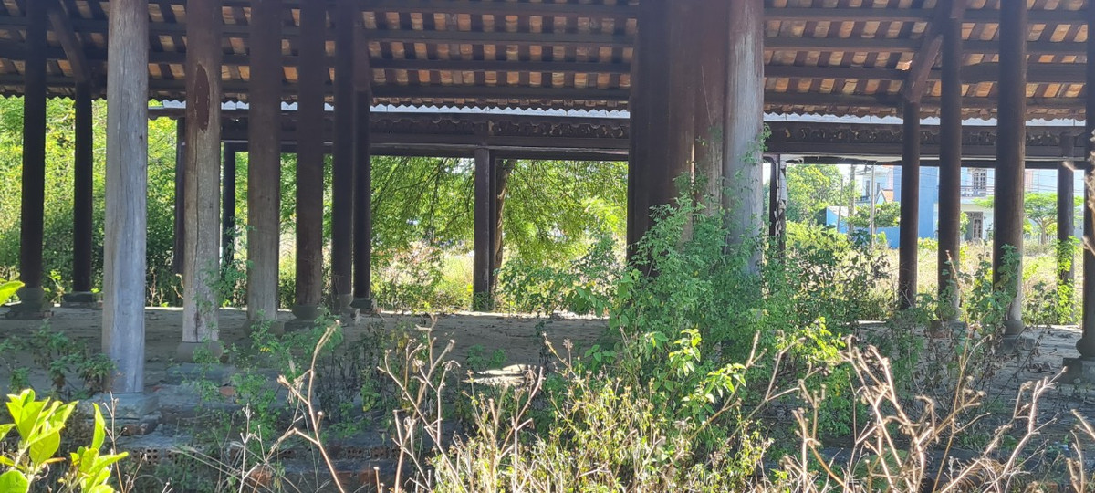 Bỏ hoang nhiều năm, các trụ gỗ đã bắt đầu mục.