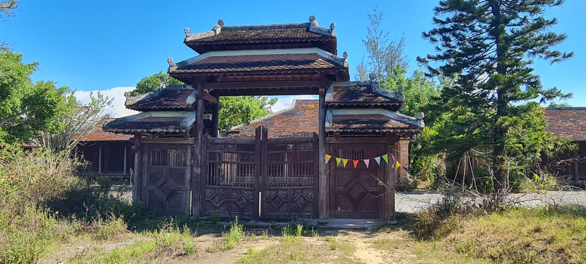 Xung quanh tòa tháp là nhiều công trình bằng gỗ khác, từ cổng phụ...