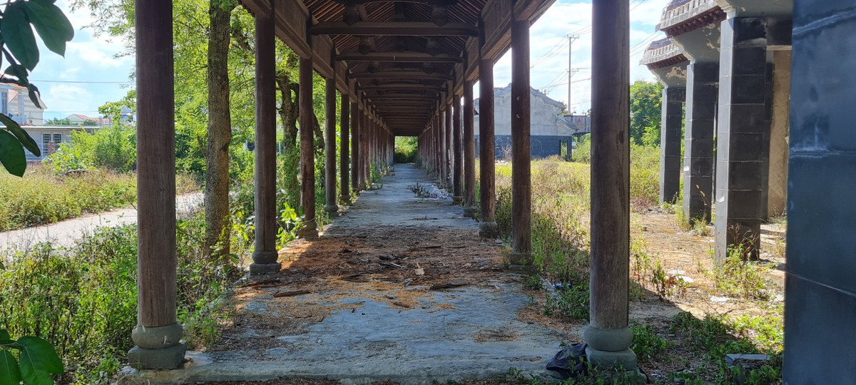 Cả hành lang được "đúc" trụ gỗ cũng nhếch nhác không kém.