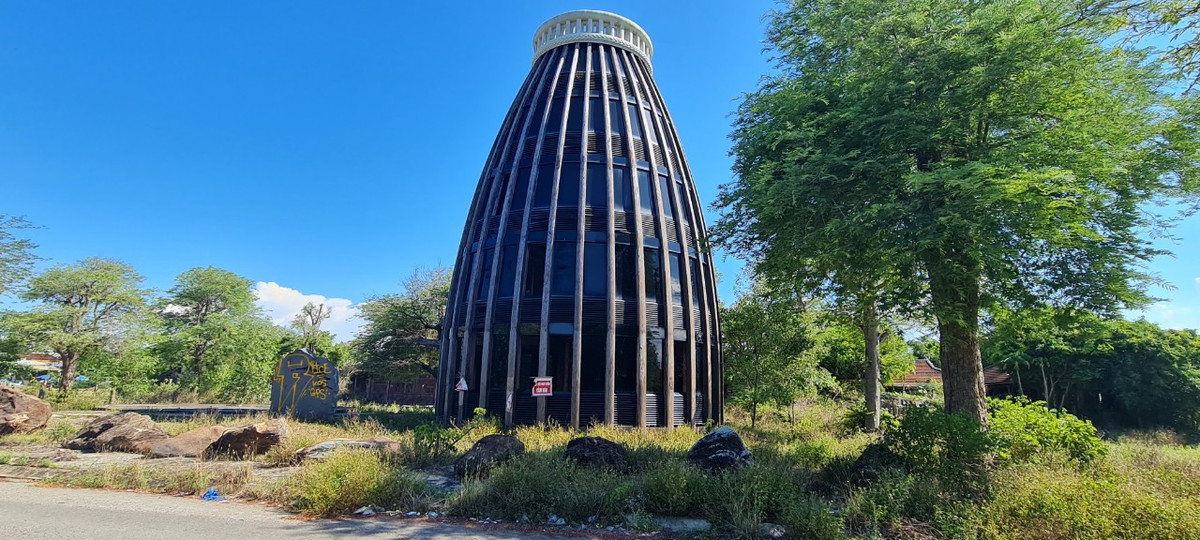 Ngay sau cổng chào là tòa tháp khoảng 6 tầng có thiết kế hình một chiếc nơm cá. Độc lạ ở chỗ vật liệu chính được sử dụng là gỗ.