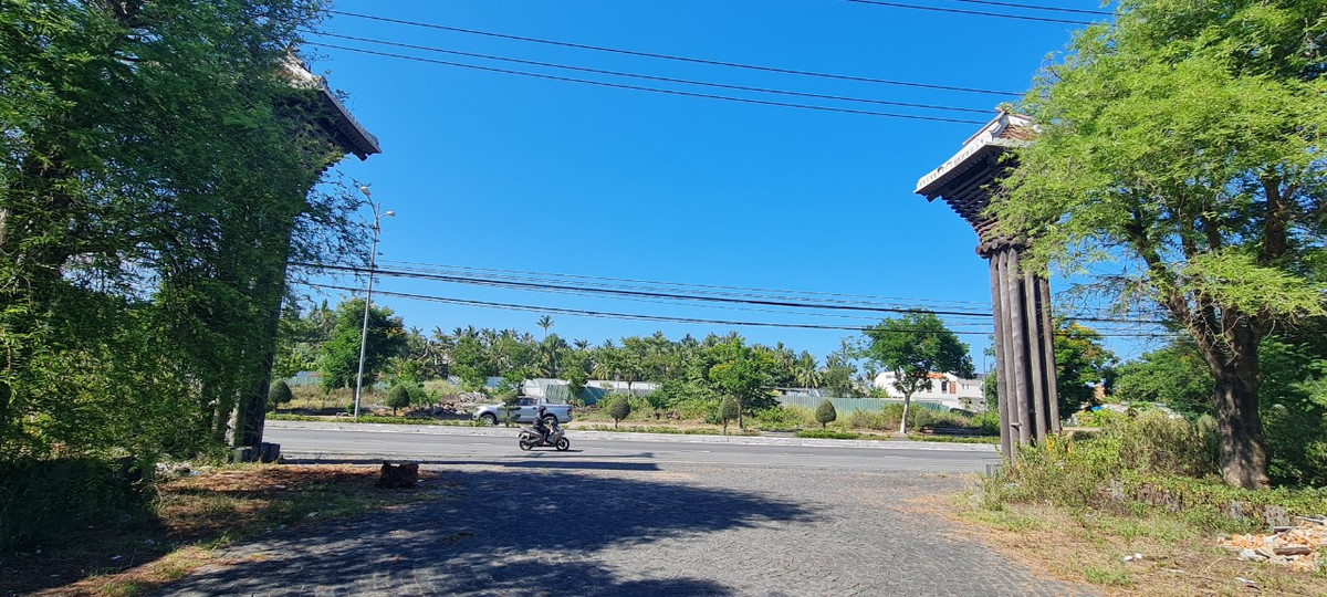 Loạt công trình cùng tòa tháp gỗ hoang phế trên con đường tỷ đô khiến không ít người tiếc nuối.