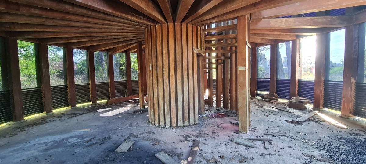 Bên trong tòa tháp, chủ nhân sử dụng gỗ làm vật liệu chính để "đúc trụ" và "đổ trần".