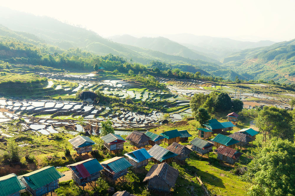 Dưới chân dãy núi Ngọc Linh là các bản làng của đồng bào Xơ Đăng còn lưu giữ nhiều nét văn hoá bản sắc. Ảnh: Nguyễn Ban