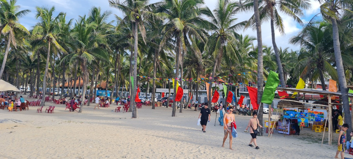 Cửa Đại là điểm gặp gỡ giữa 3 con sông Thu Bồn, Trường Giang và Đế Võng nổi tiếng. Bãi biển mang vẻ đẹp hoang sơ với bờ cát trắng mịn trải dài miên man, những hàng dừa rì rào trong gió...