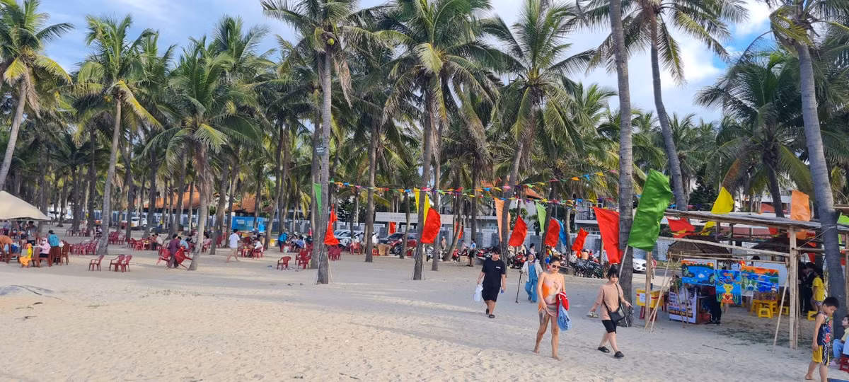 Cửa Đại là điểm gặp gỡ giữa 3 con sông Thu Bồn, Trường Giang và Đế Võng nổi tiếng. Bãi biển mang vẻ đẹp hoang sơ với bờ cát trắng mịn trải dài miên man, những hàng dừa rì rào trong gió...