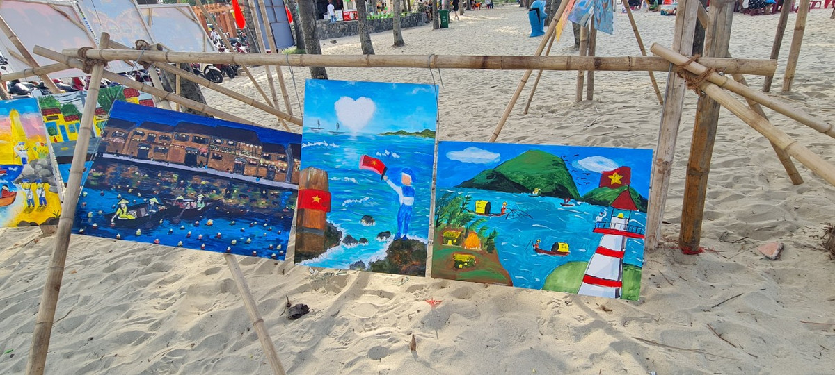 Đây cũng là dịp để Hội An giới thiệu đến du khách sự "hồi sinh" của bãi biển Cửa Đại sau thời gian dài bị sóng biển tàn phá nghiêm trọng.