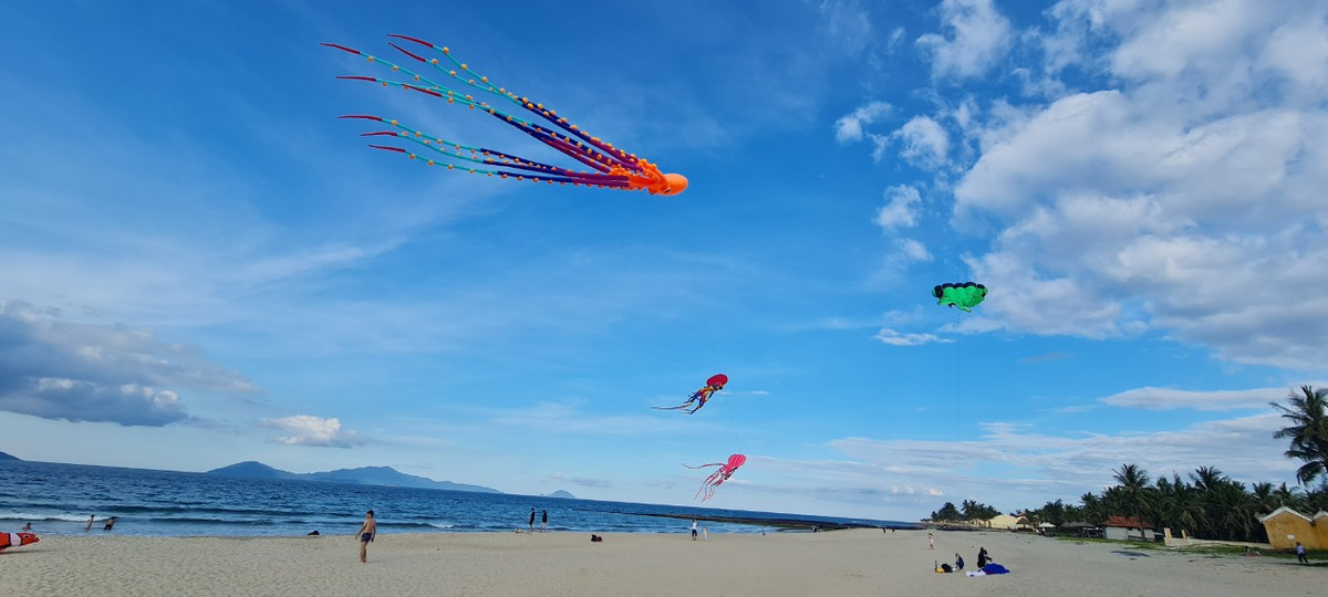 Những nỗ lực đã mang lại hiệu quả khi hàng trăm mét bờ biển đã bồi thành bãi cát trắng, không còn cảnh tượng sạt lở tan hoang, sóng biển lấn vào bờ đe dọa các khu nghỉ dưỡng, nhà hàng ven biển.