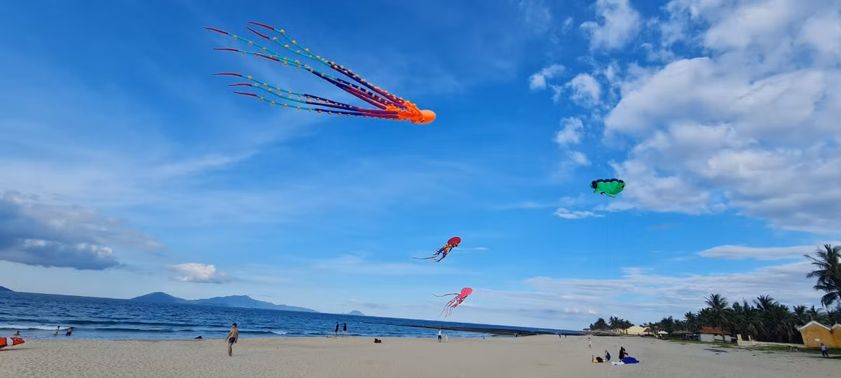 Những nỗ lực đã mang lại hiệu quả khi hàng trăm mét bờ biển đã bồi thành bãi cát trắng, không còn cảnh tượng sạt lở tan hoang, sóng biển lấn vào bờ đe dọa các khu nghỉ dưỡng, nhà hàng ven biển.