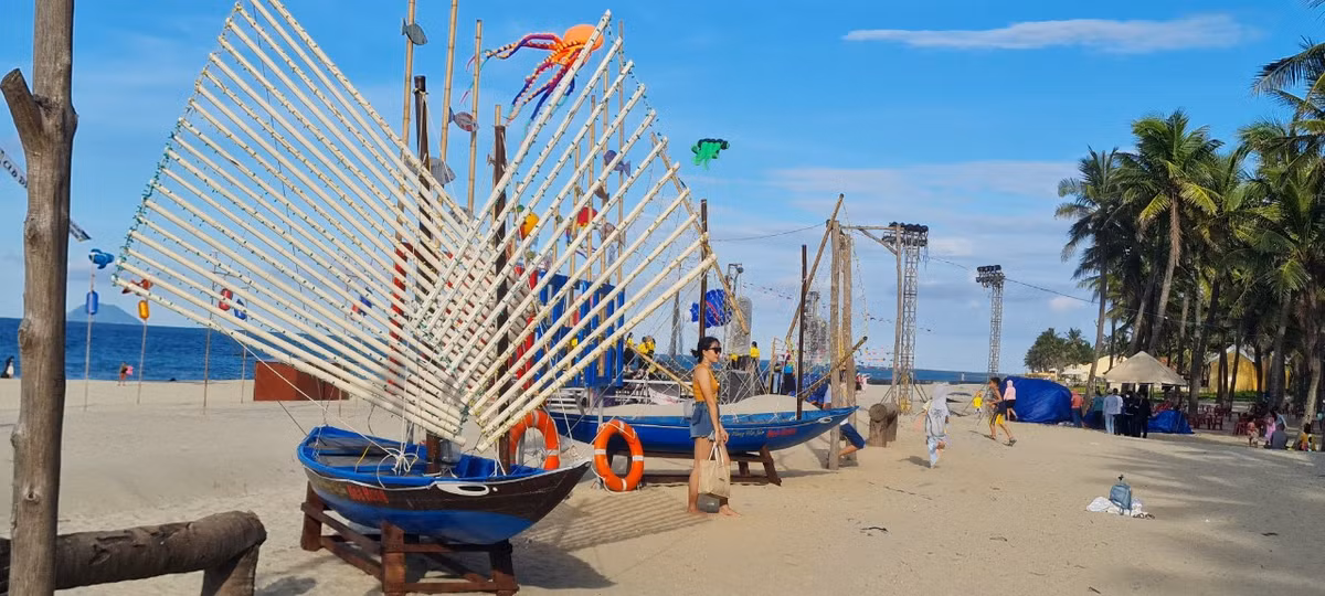 Hình ảnh mới của biển Cửa Đại, sau thời gian dài bị sóng biển tàn phá nghiêm trọng khiến người du khách ngỡ ngàng khi quay trở lại.