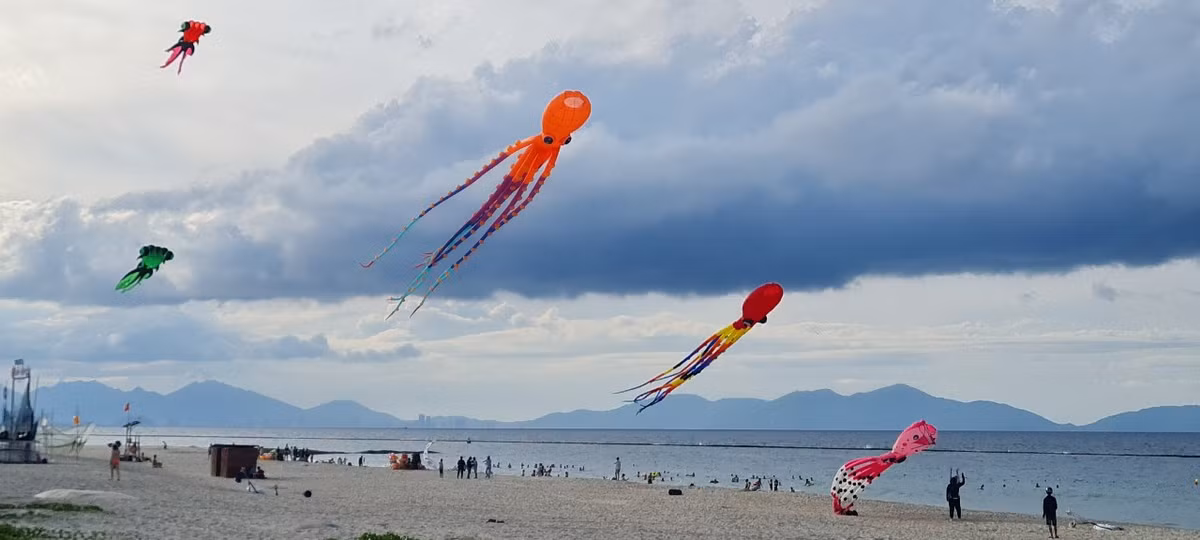 Hình ảnh của một bãi biển Cửa Đại thơ mộng, xinh đẹp, rực rỡ ngày cũ đã dần được khôi phục.