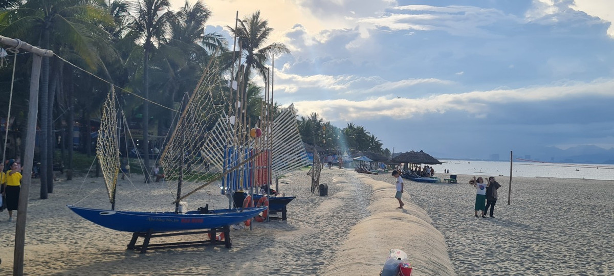 Đã có hơn nửa triệu mét khối cát được bơm vào bãi tắm, hình thành vệt cát chạy dài gần 600m dọc biển Hội An.