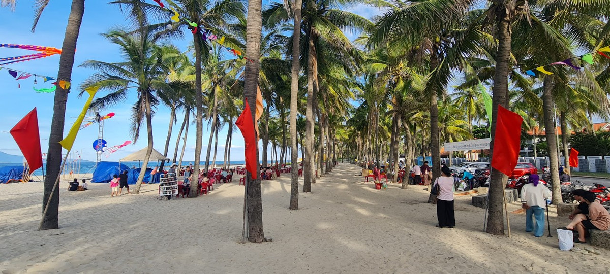 Dịp hè năm nay, mỗi ngày biển Cửa Đại đón hàng ngàn lượt khách đến vui chơi. Đơn vị quản lý bãi biển cũng đầu tư trang trí nhiều khoảng không gian, các vật dụng để khách tới ngắm biển check in.