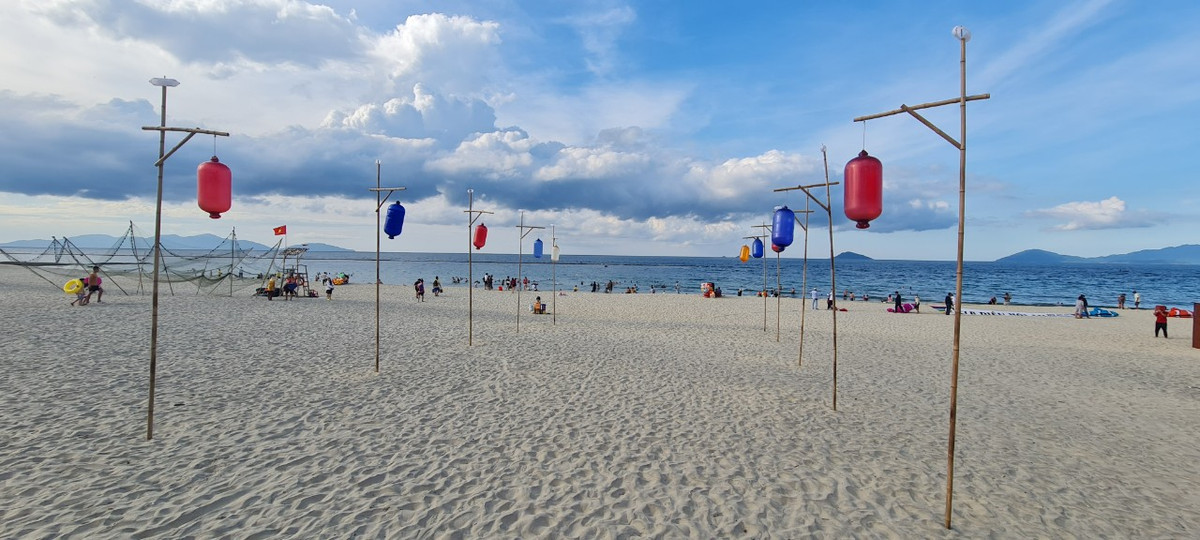 Bãi cát mịn thoai thoải đã hình thành, khu vực bãi tắm công cộng ở đây đã rất khác so với lúc trước.